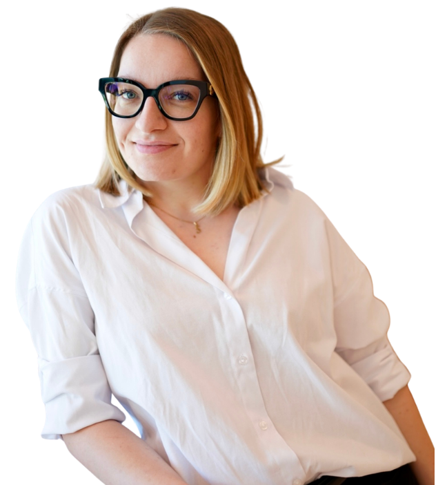 Profilbild einer Frau mit schwarzer Brille und weißer Bluse